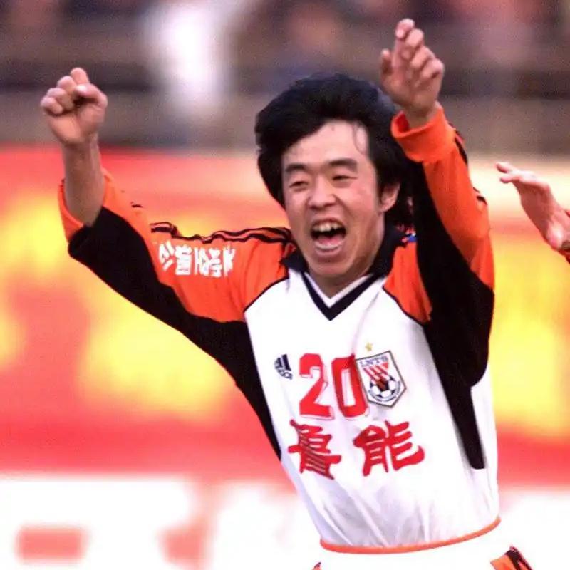 开云平台-山东泰山32年队史，9名射手奉献19顶帽子，哪一顶最璀璨夺目？